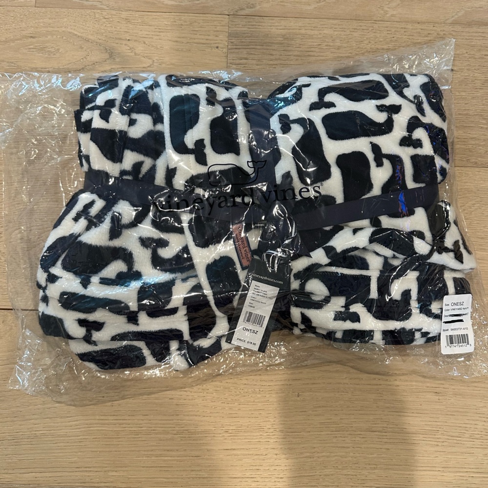 Vineyard Vine Blanket NWT